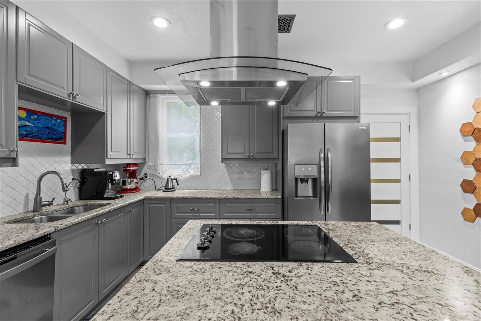 Listing photo id 18 for 5914 La Rosa Lane