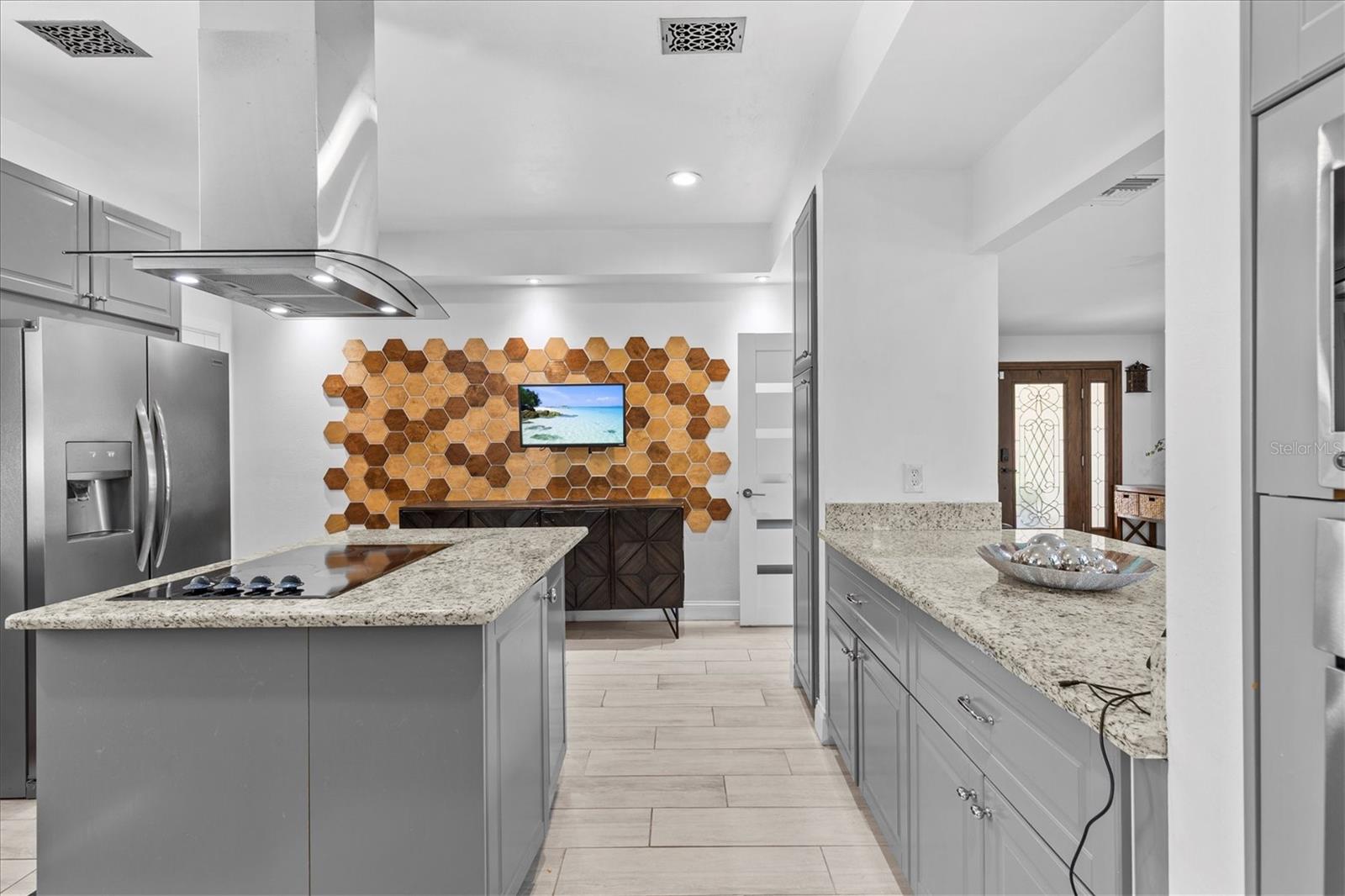 Listing photo id 19 for 5914 La Rosa Lane