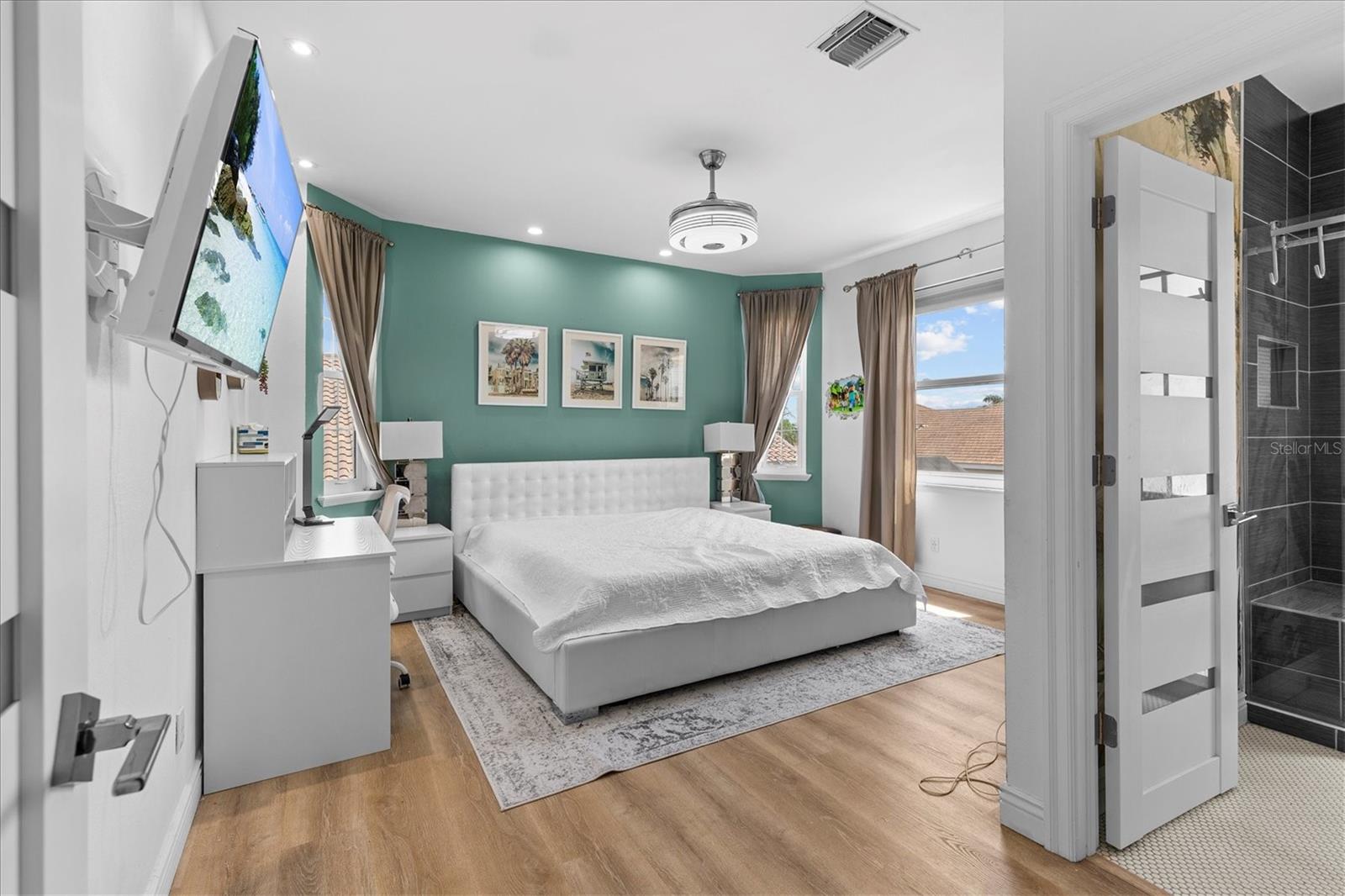 Listing photo id 39 for 5914 La Rosa Lane