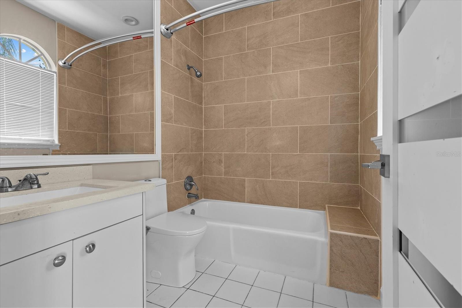 Listing photo id 46 for 5914 La Rosa Lane