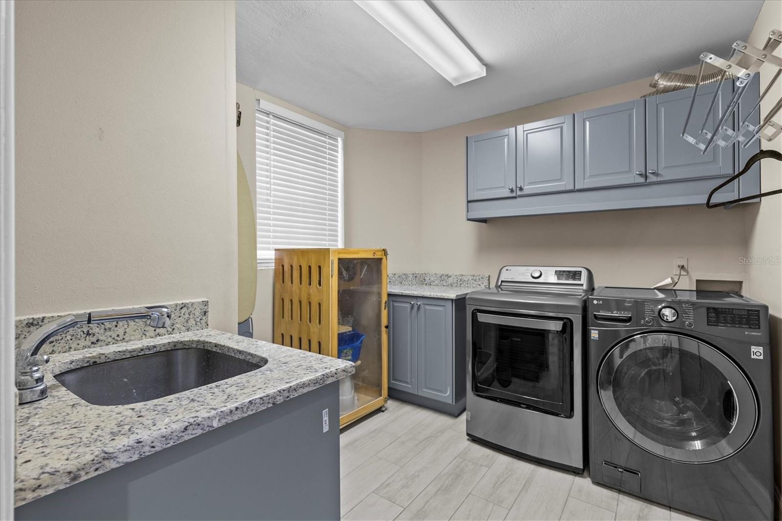 Listing photo id 51 for 5914 La Rosa Lane