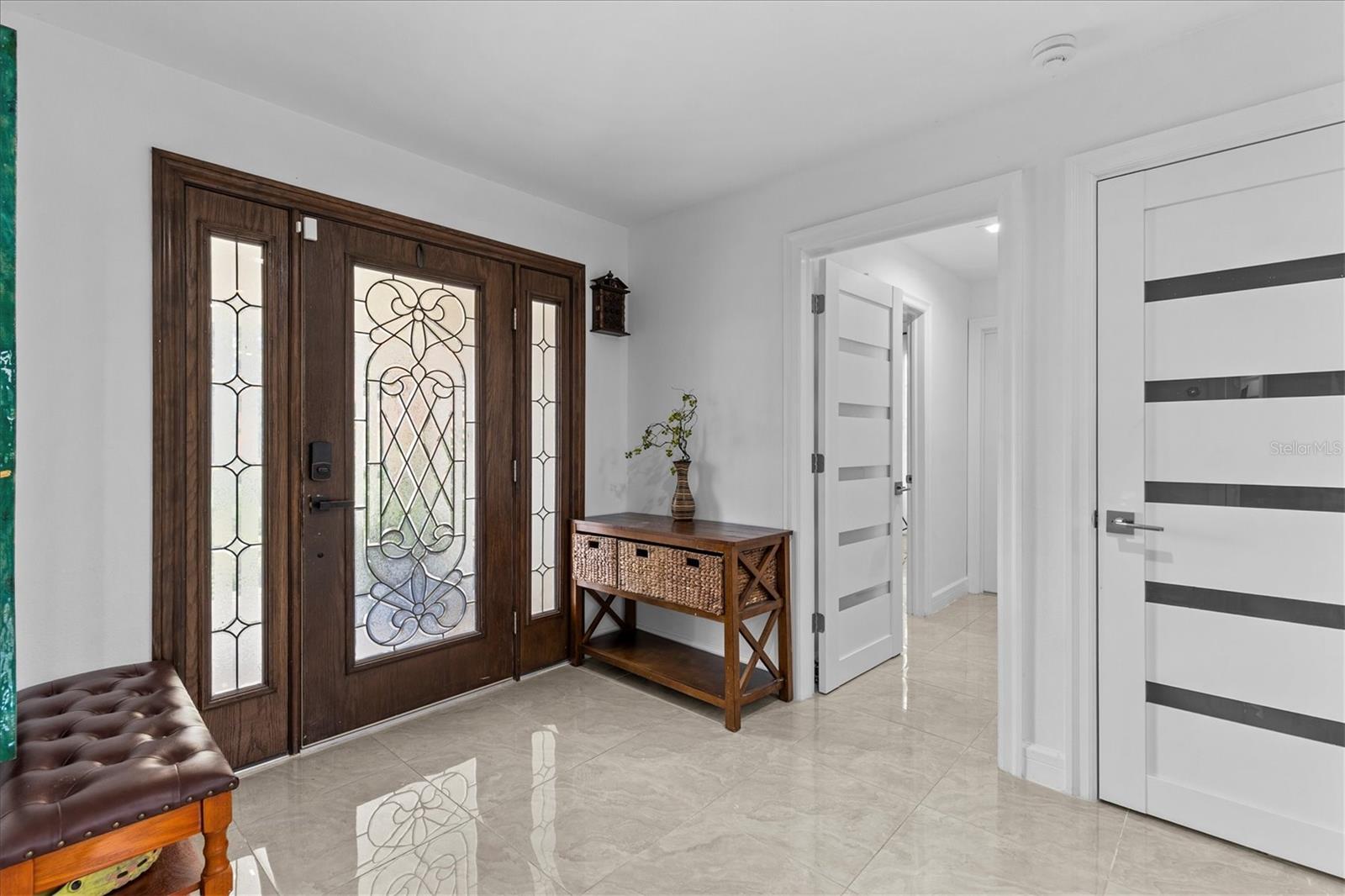 Listing photo id 6 for 5914 La Rosa Lane