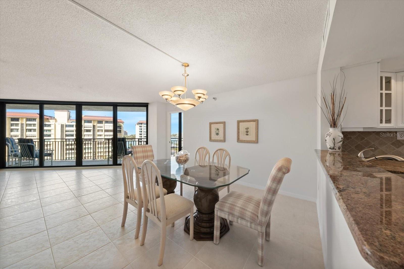 Listing photo id 10 for 690 Island Way 909