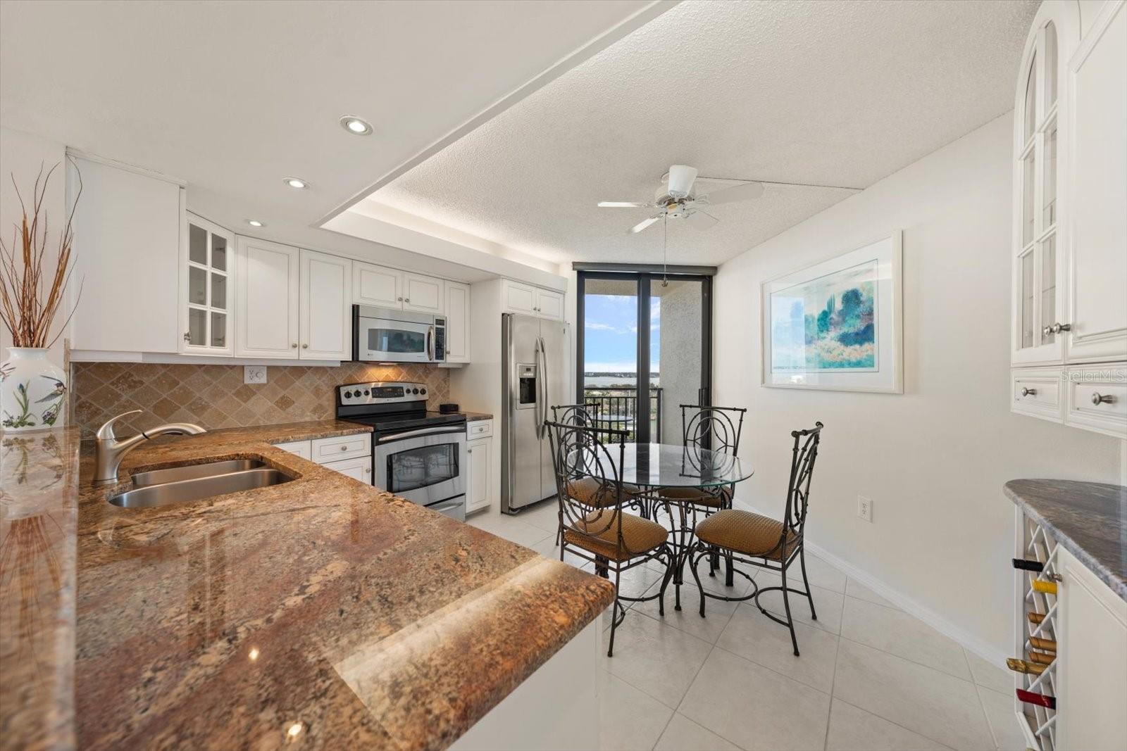 Listing photo id 11 for 690 Island Way 909