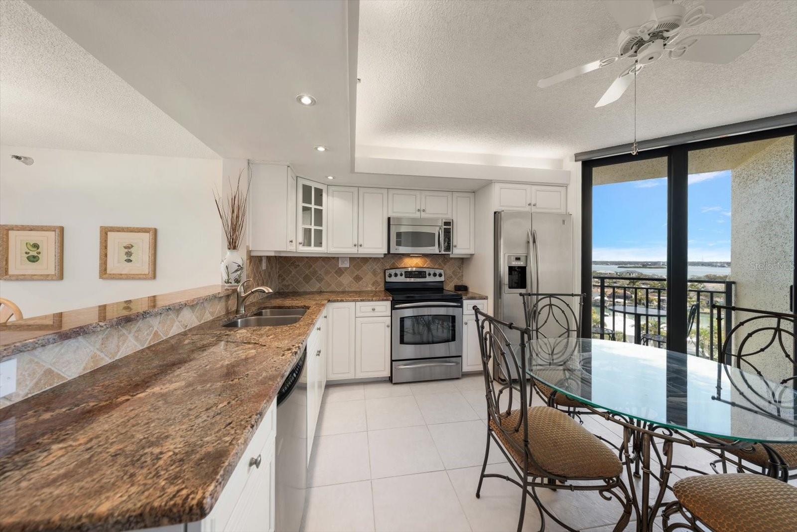 Listing photo id 12 for 690 Island Way 909