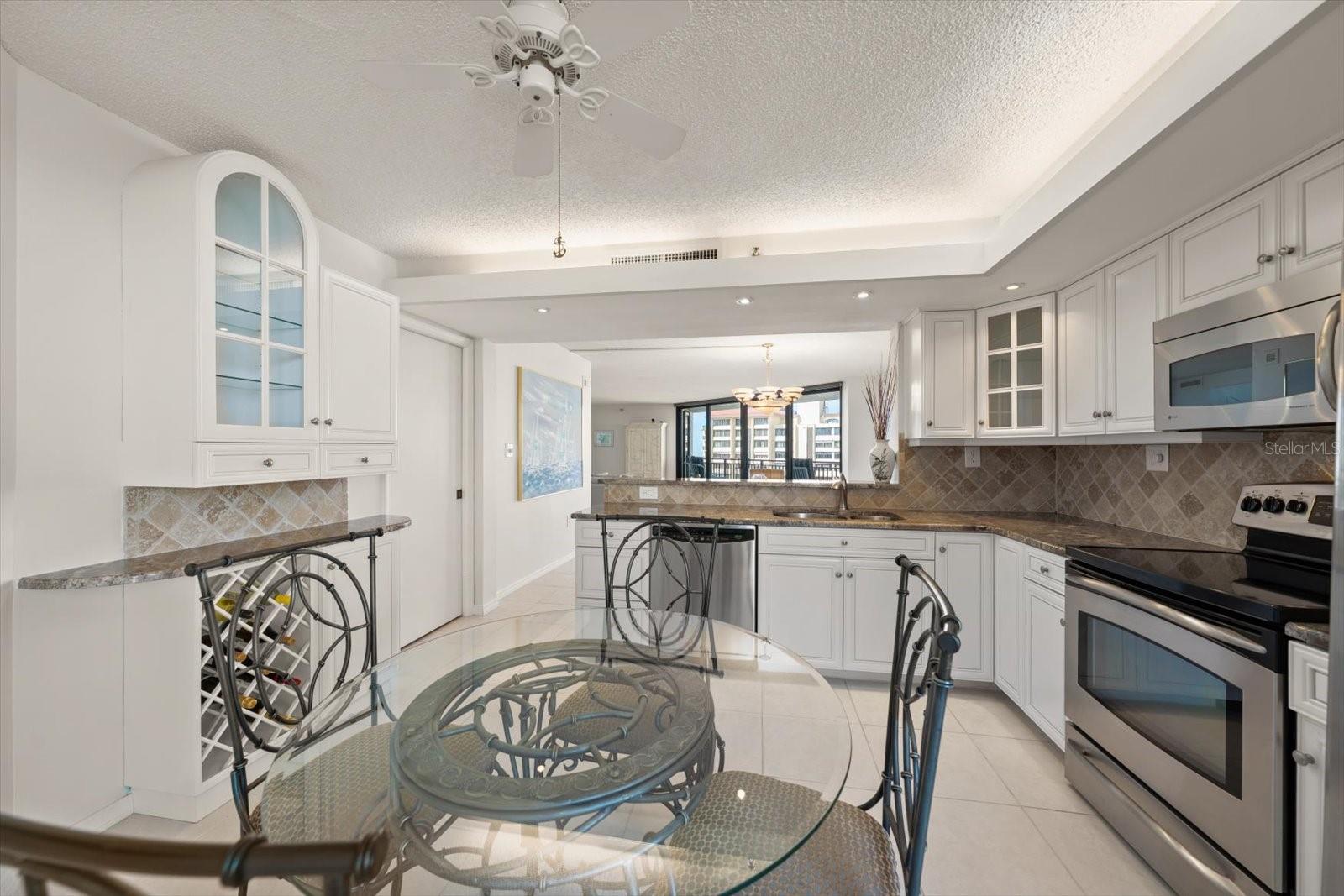 Listing photo id 13 for 690 Island Way 909