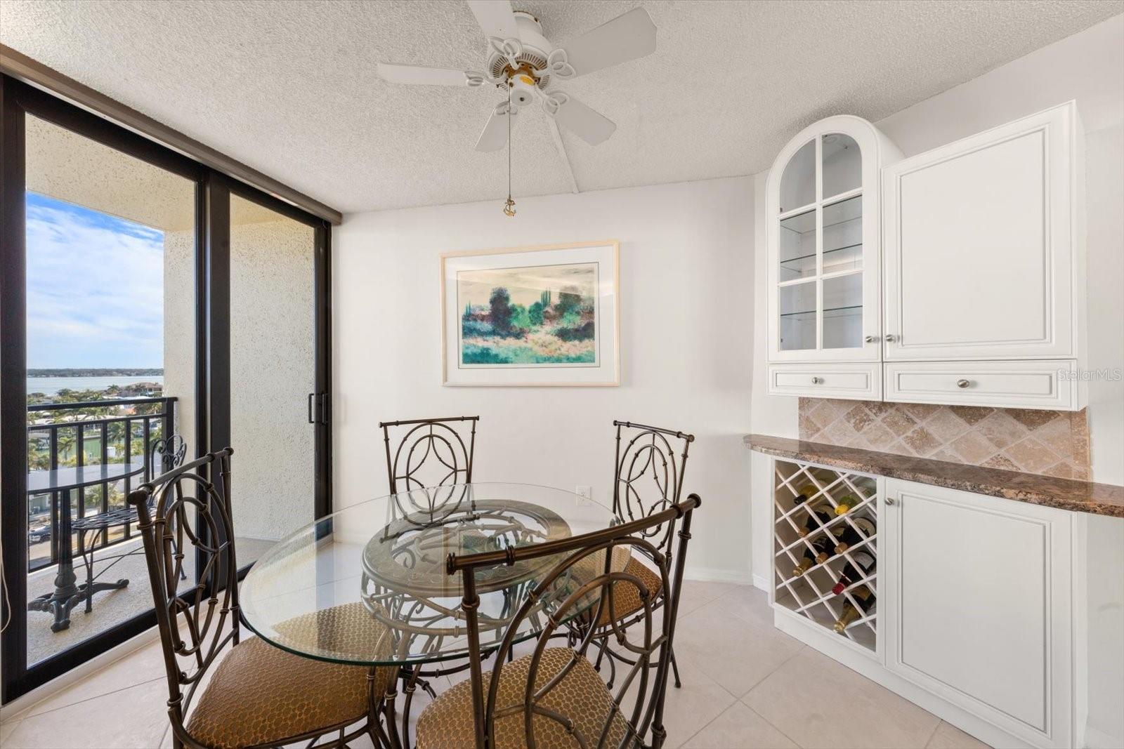 Listing photo id 14 for 690 Island Way 909