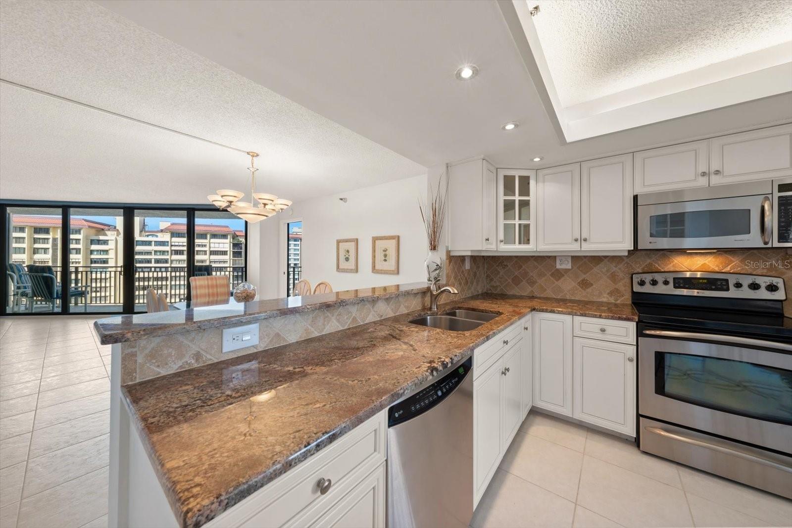 Listing photo id 15 for 690 Island Way 909