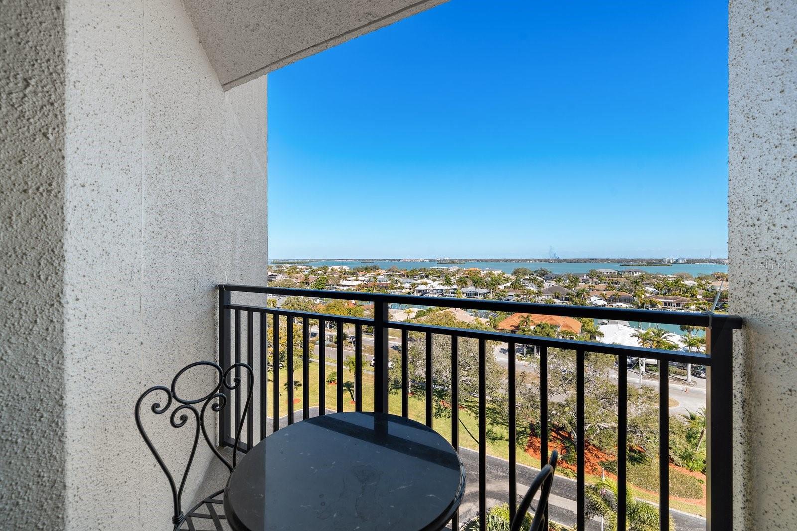 Listing photo id 17 for 690 Island Way 909