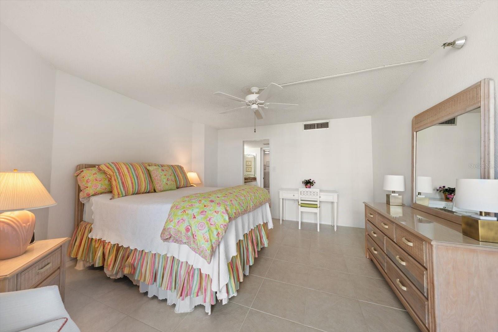 Listing photo id 20 for 690 Island Way 909