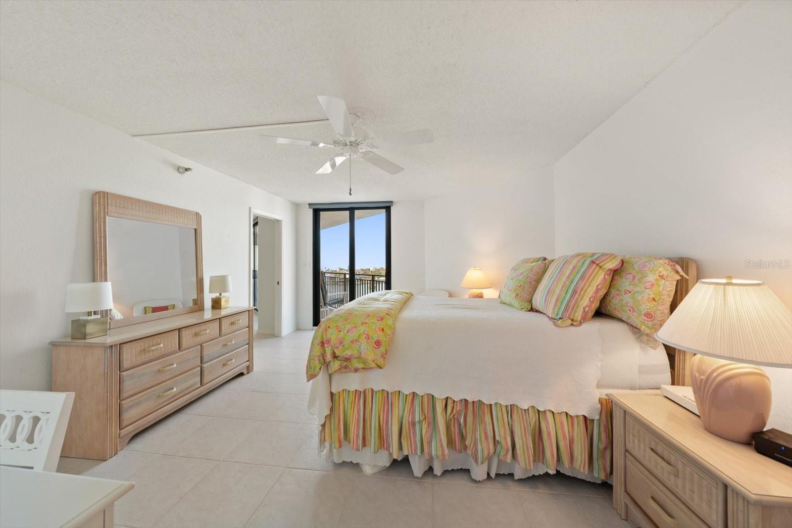 Listing photo id 21 for 690 Island Way 909