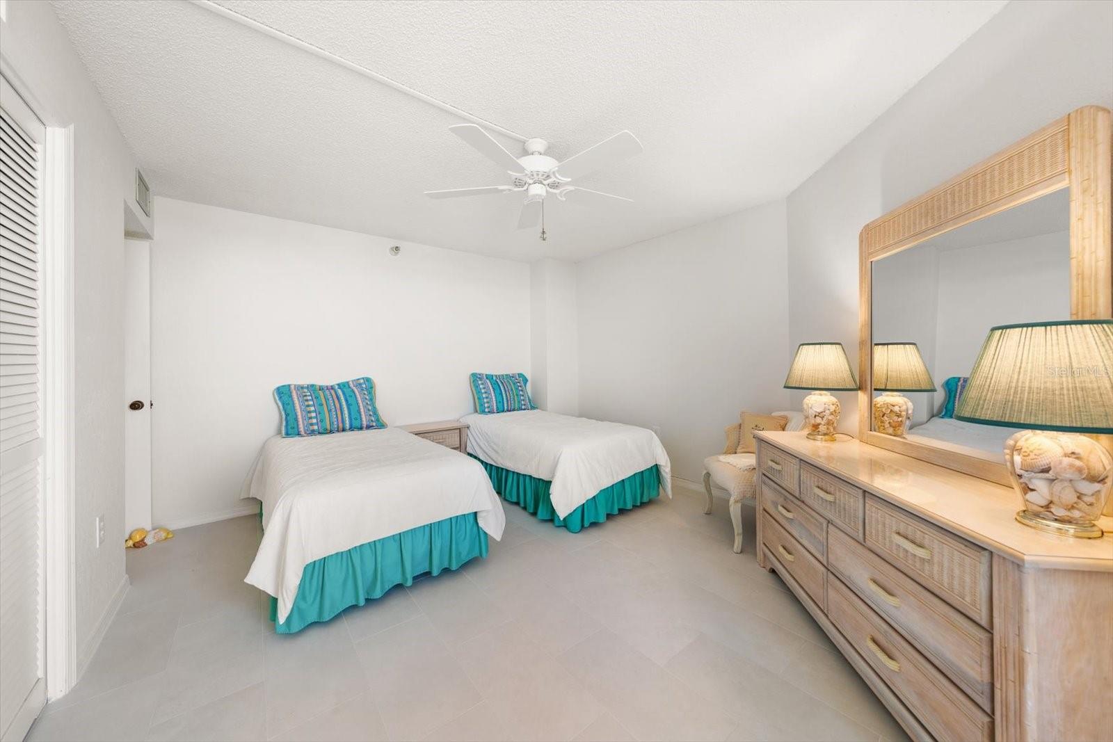 Listing photo id 26 for 690 Island Way 909