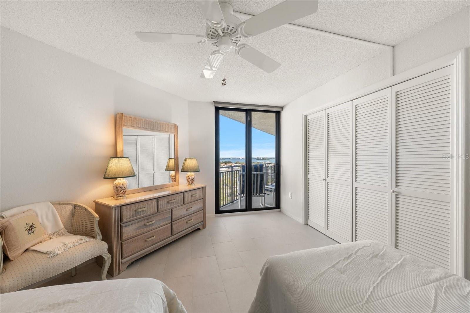 Listing photo id 27 for 690 Island Way 909