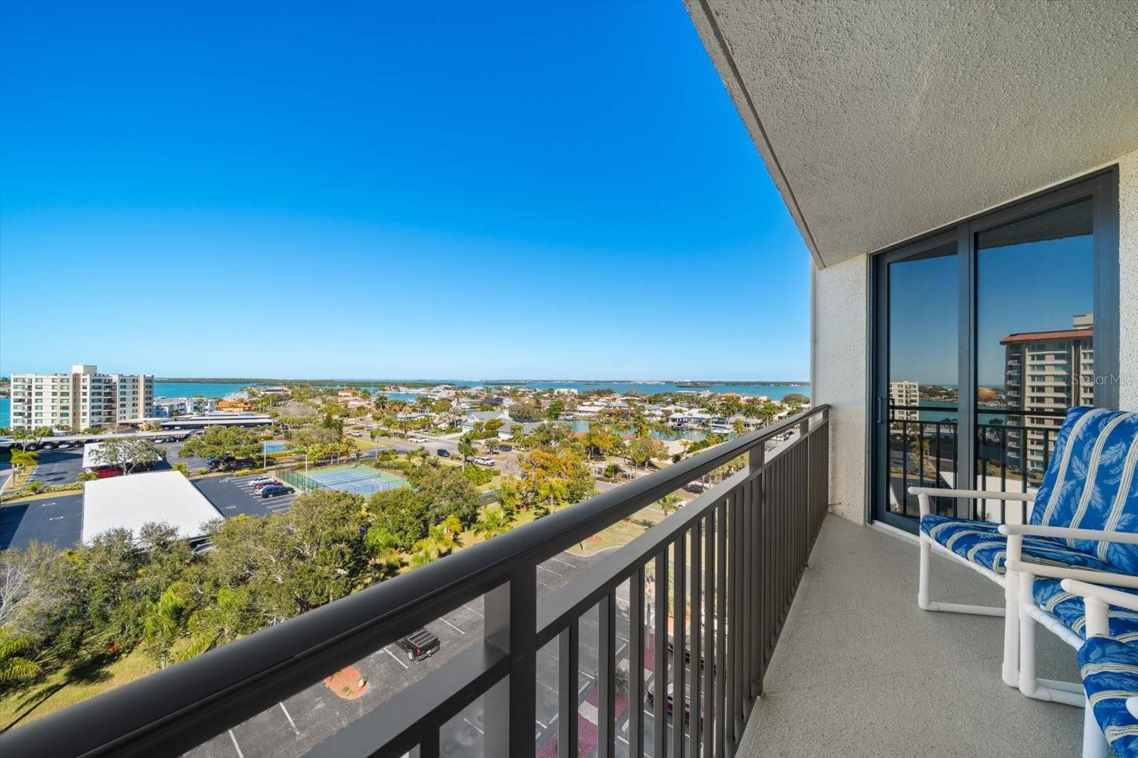 Listing photo id 31 for 690 Island Way 909