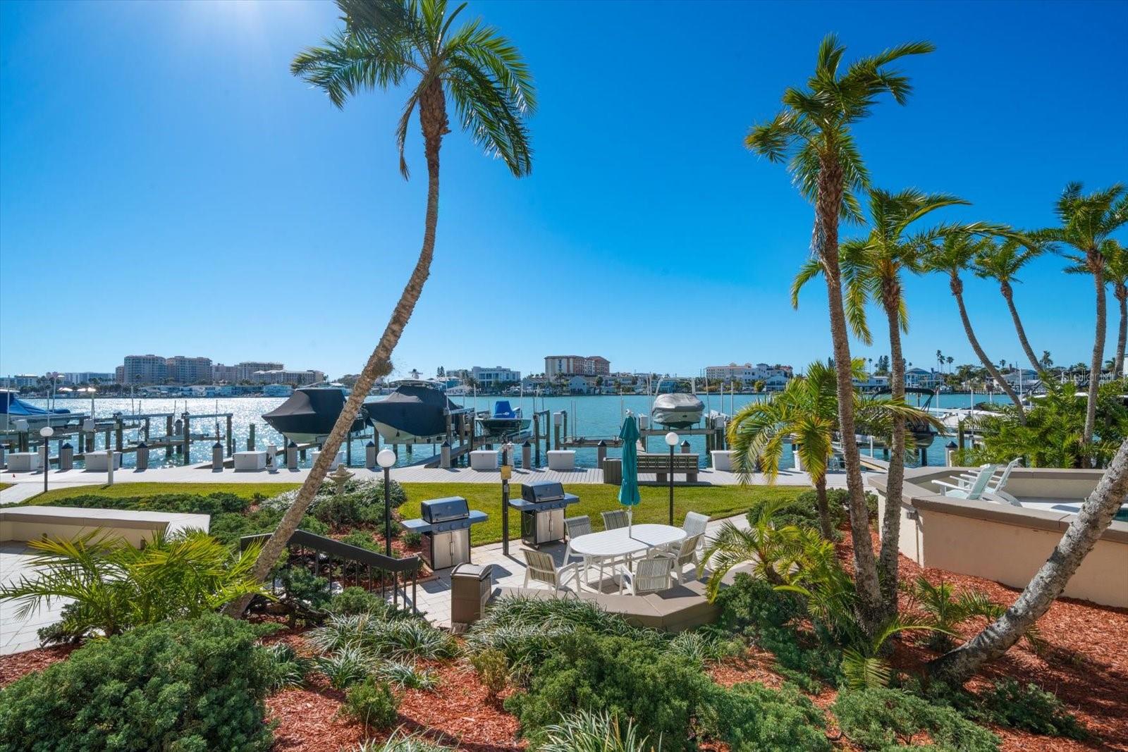 Listing photo id 33 for 690 Island Way 909