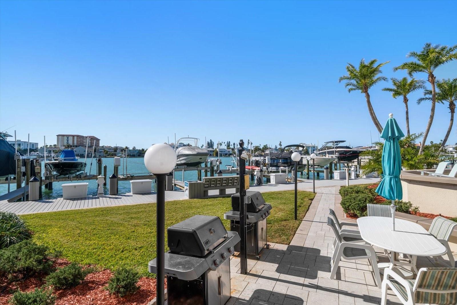 Listing photo id 37 for 690 Island Way 909