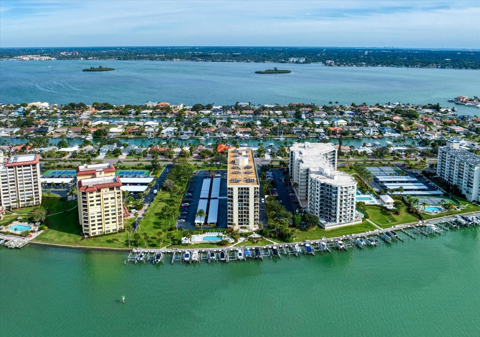 Listing photo id 45 for 690 Island Way 909