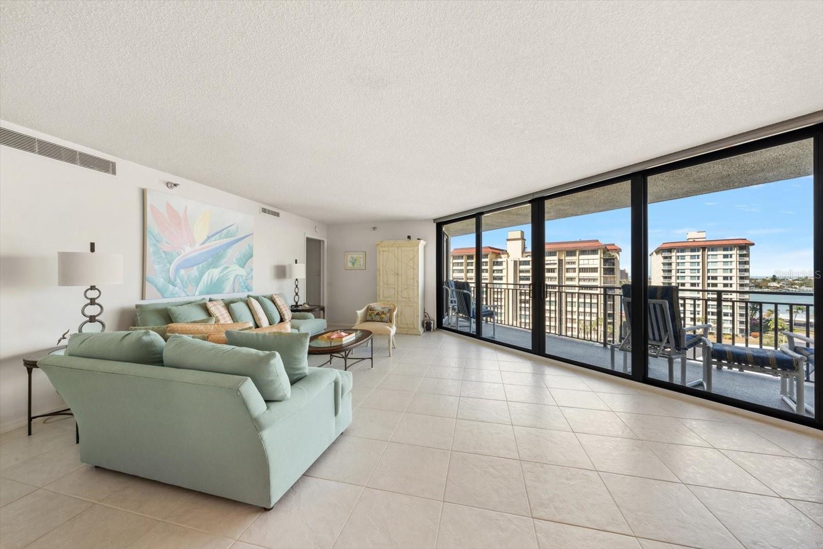 Listing photo id 3 for 690 Island Way 909