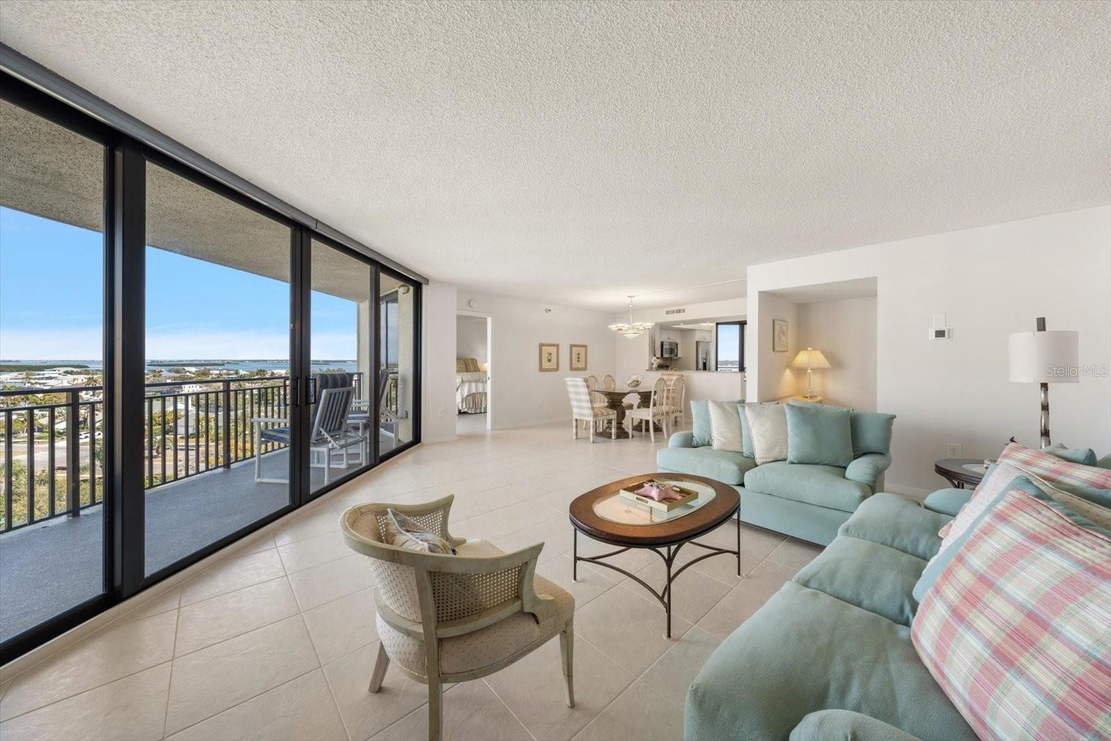 Listing photo id 4 for 690 Island Way 909