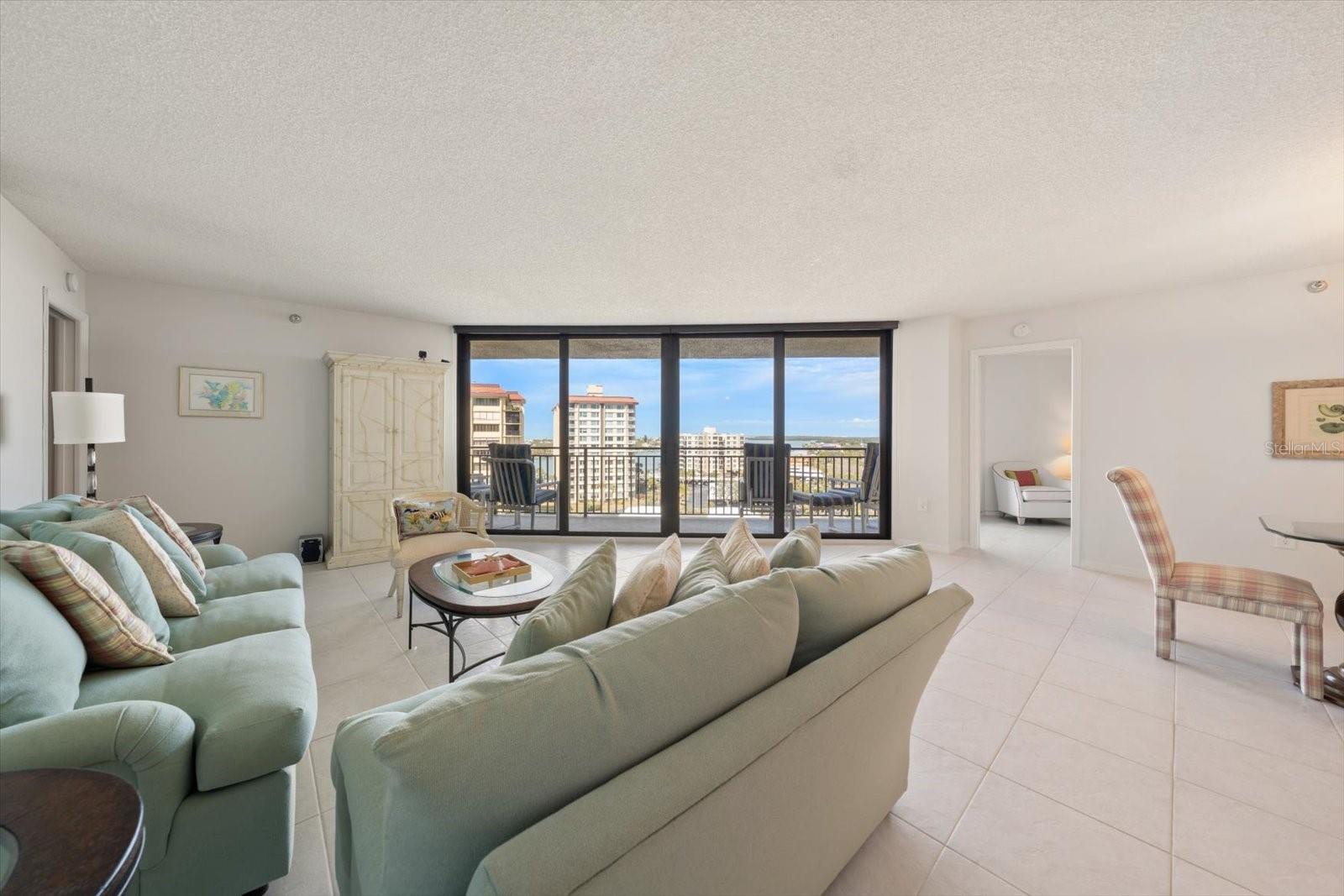 Listing photo id 5 for 690 Island Way 909