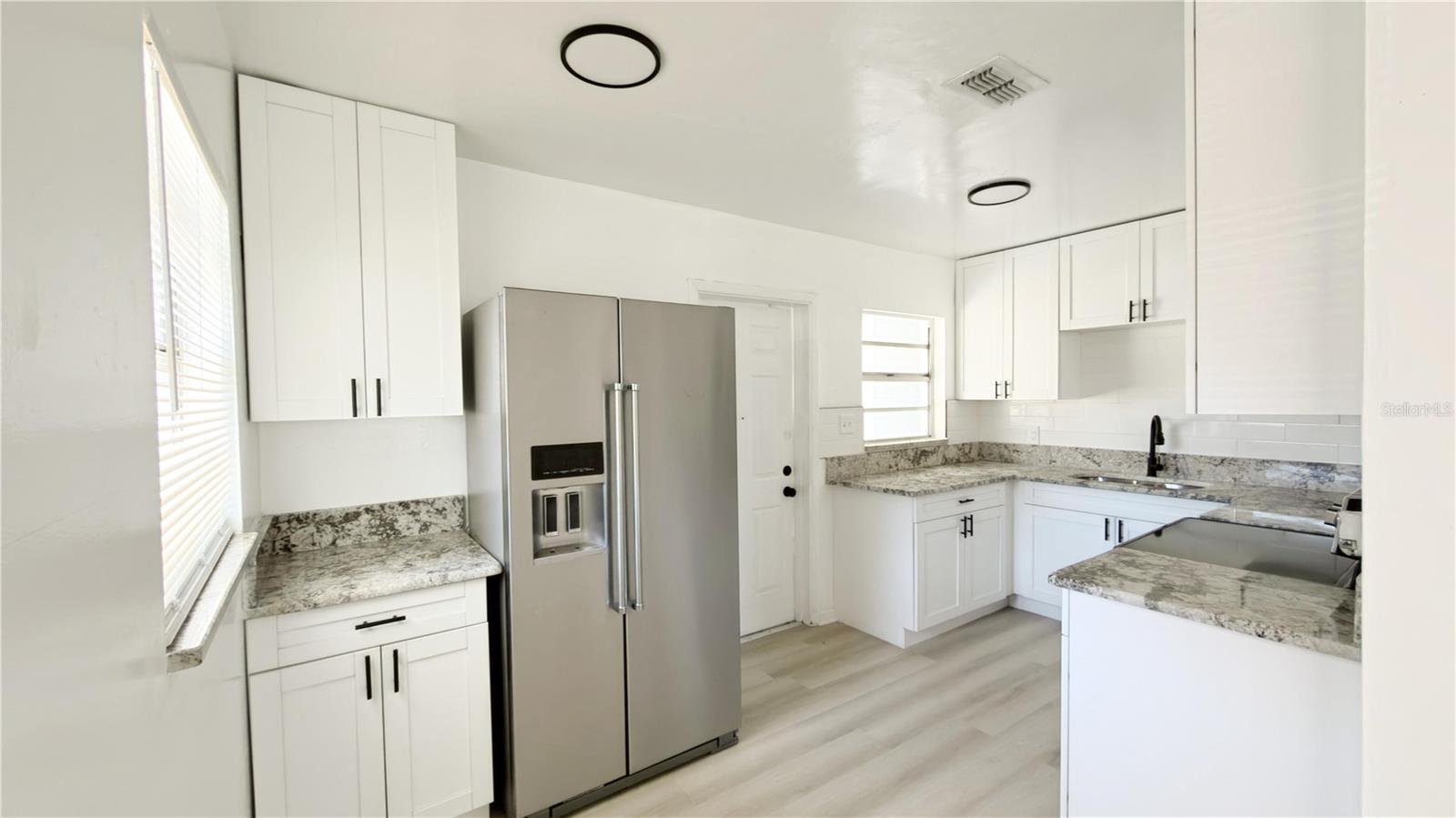 Listing photo id 4 for 3914 Chelsea Street