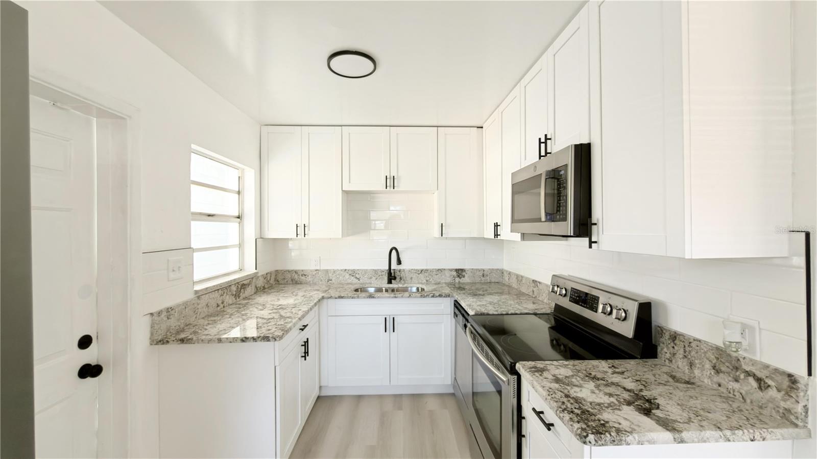 Listing photo id 5 for 3914 Chelsea Street