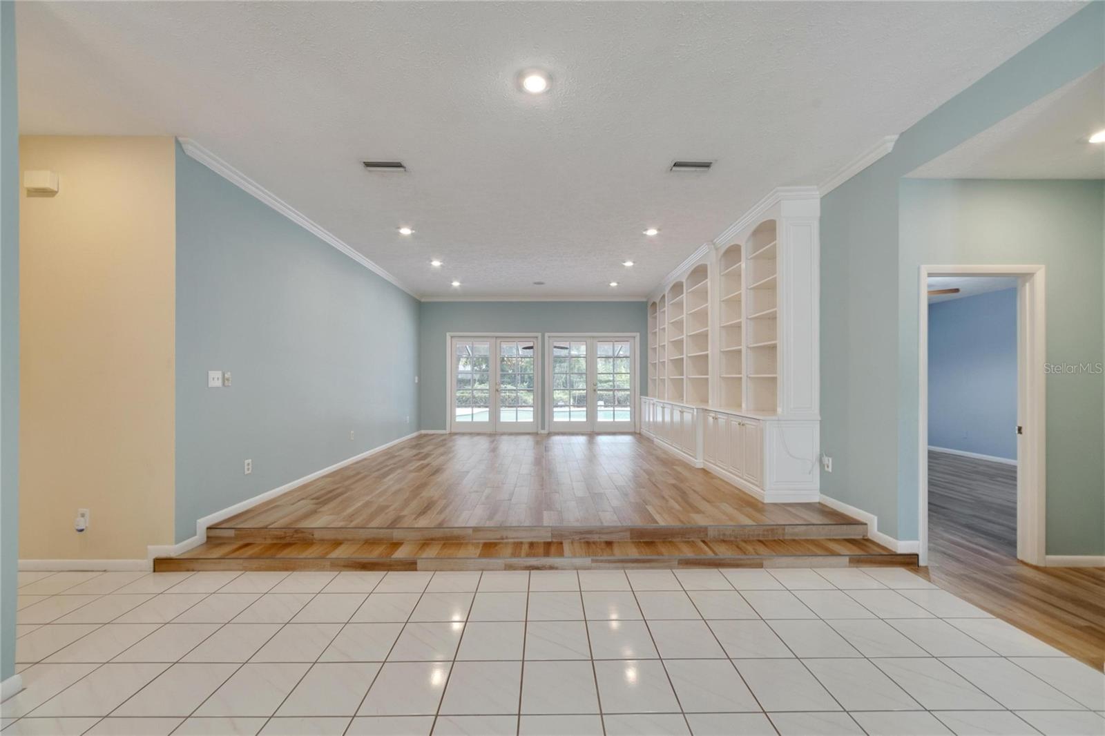 Image 17 of 67 For 18006 Clear Lake Dr