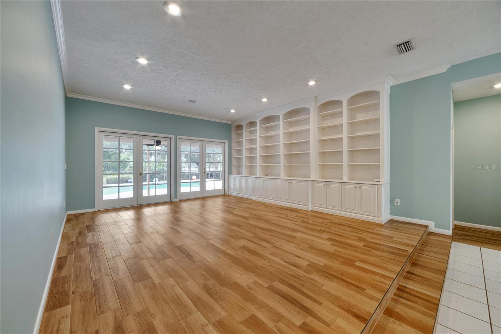 Image 18 of 67 For 18006 Clear Lake Dr