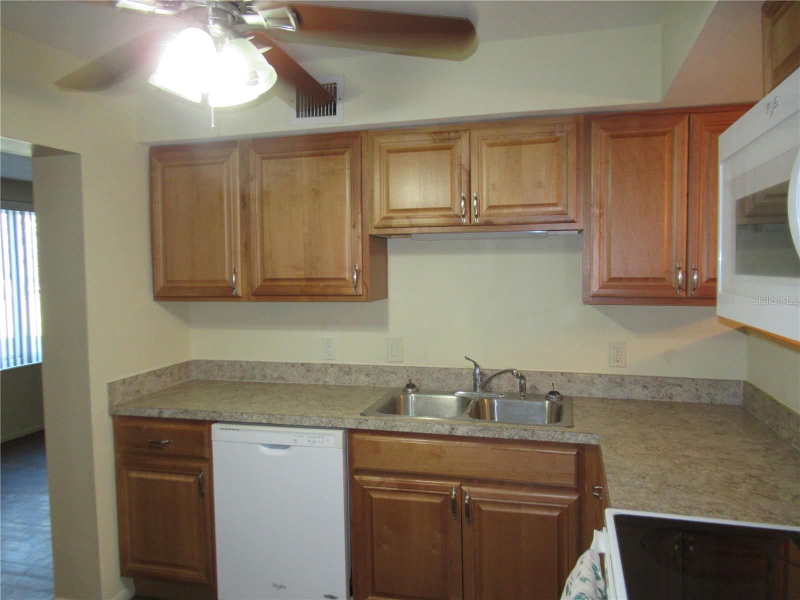 Image 15 of 23 For 2429 Ecuadorian Way 15