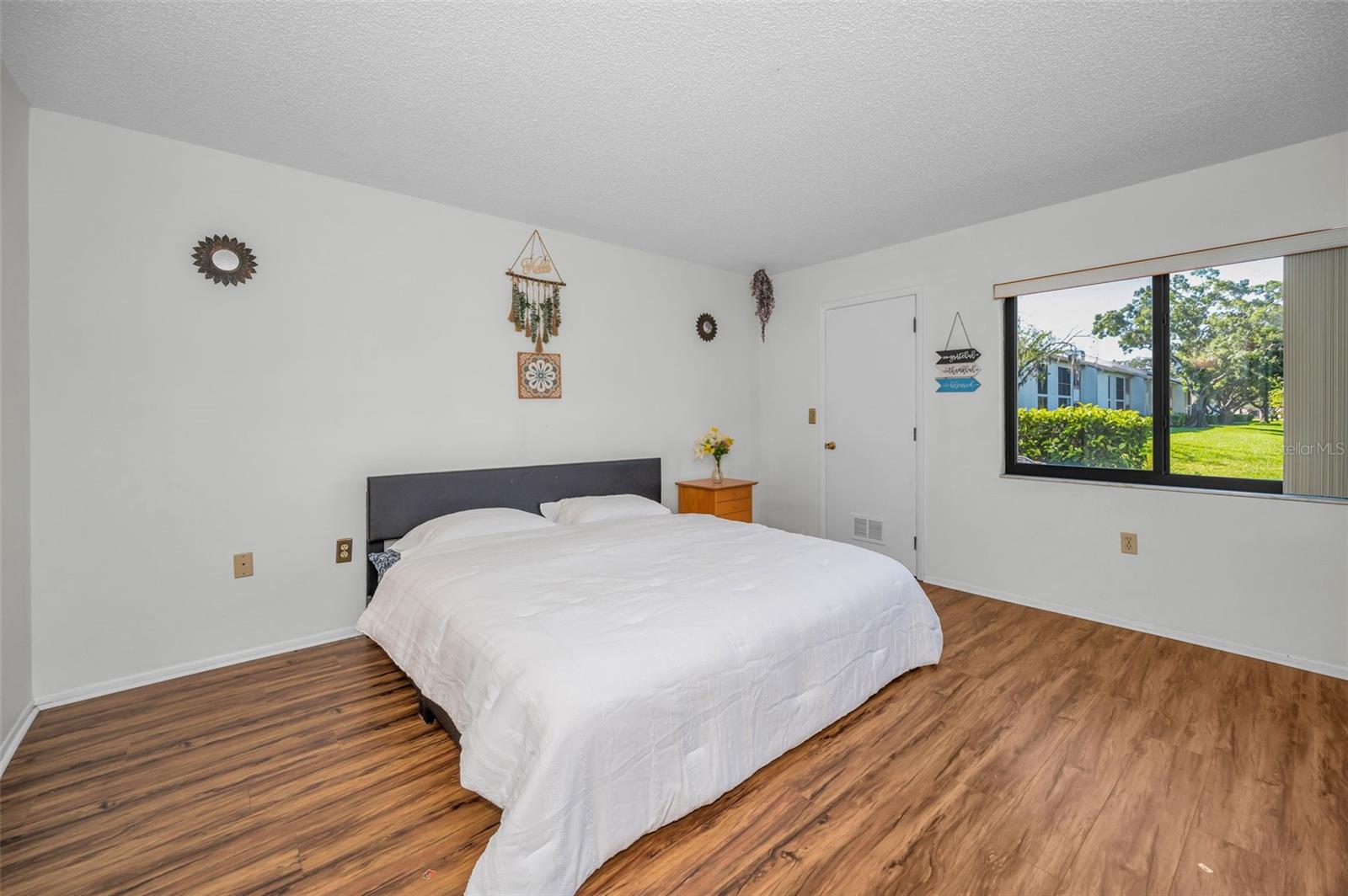 Image 14 of 34 For 103 Lakeview Place