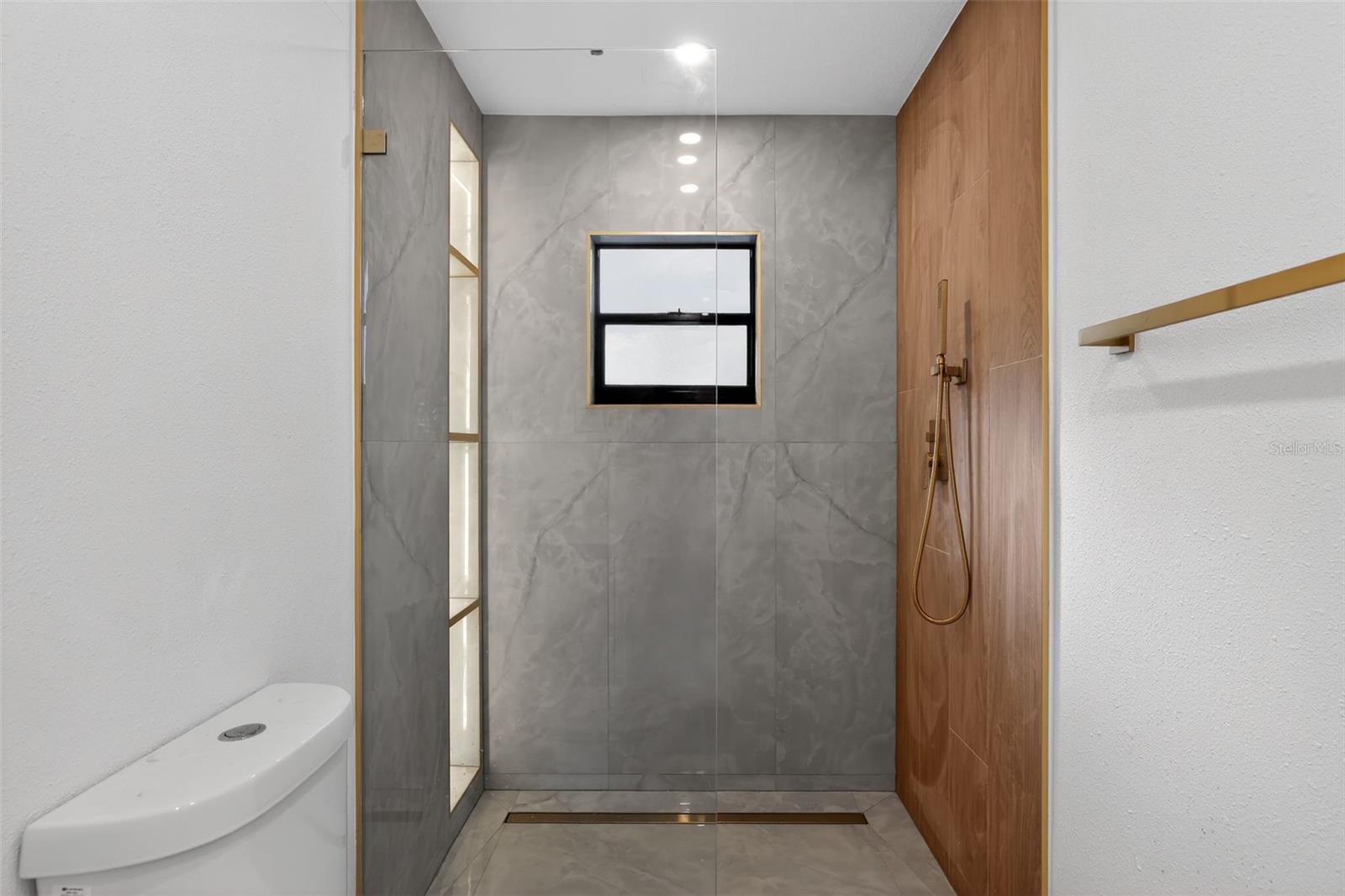 Image 18 of 35 For 320 Pheasant Circle