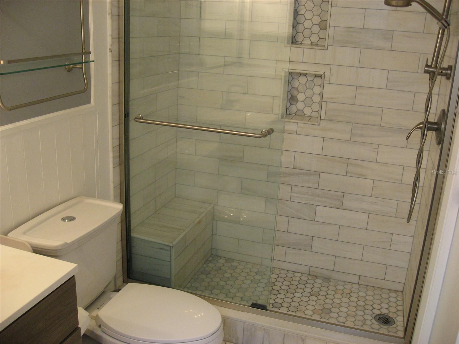 Image 16 of 34 For 5769 Gardens Drive 101