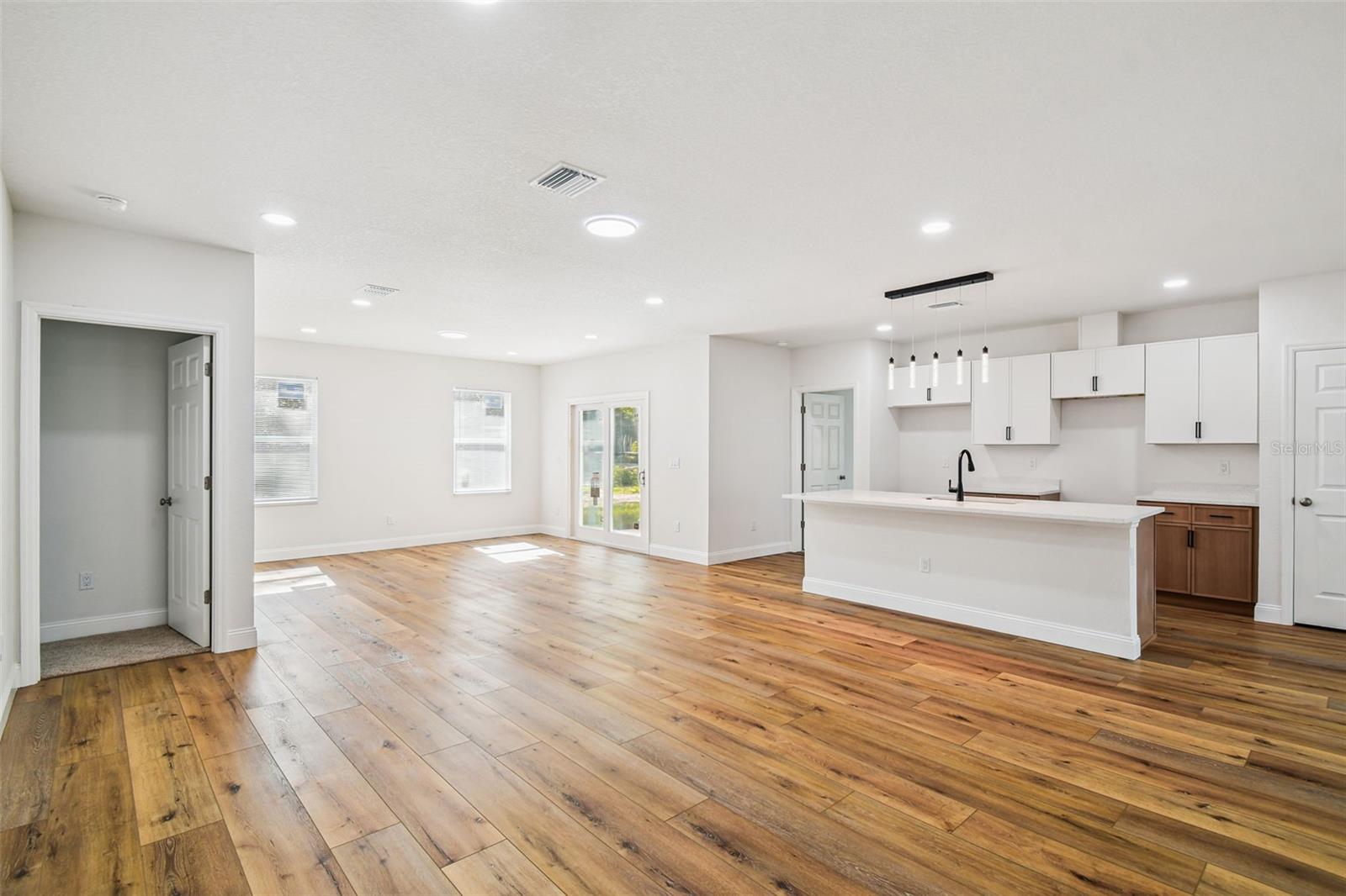 Image 11 of 40 For 1520 Alameda Drive