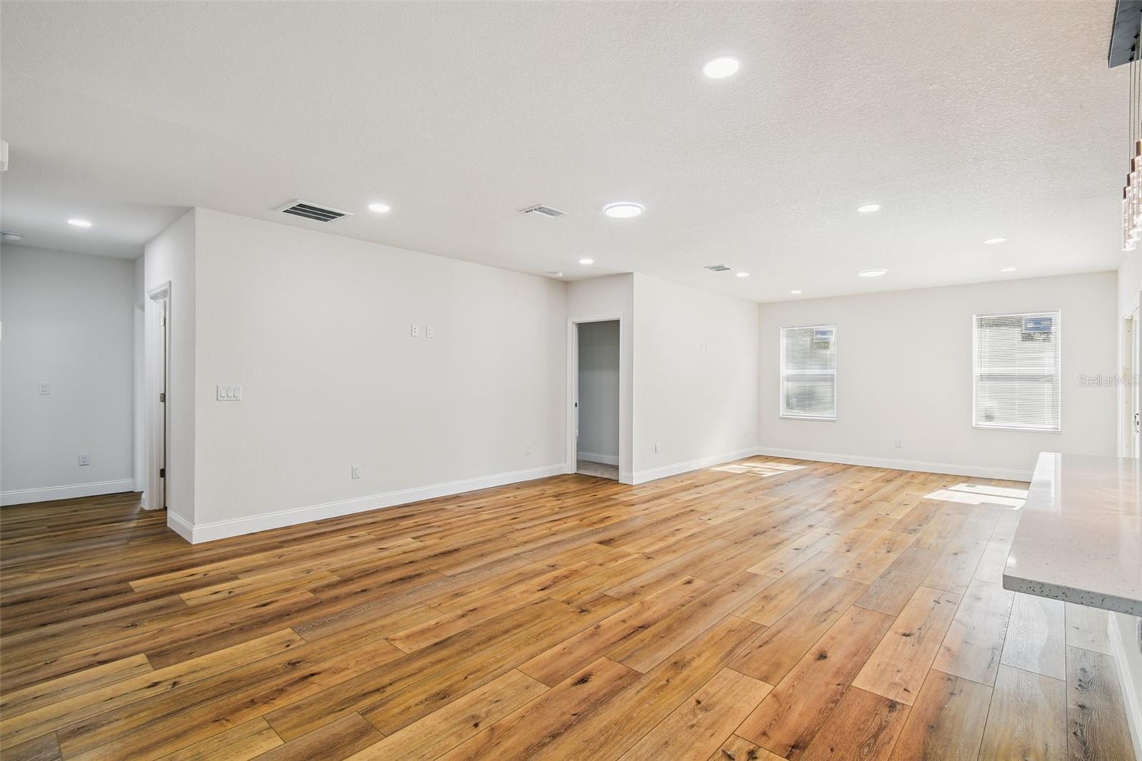 Image 5 of 40 For 1520 Alameda Drive