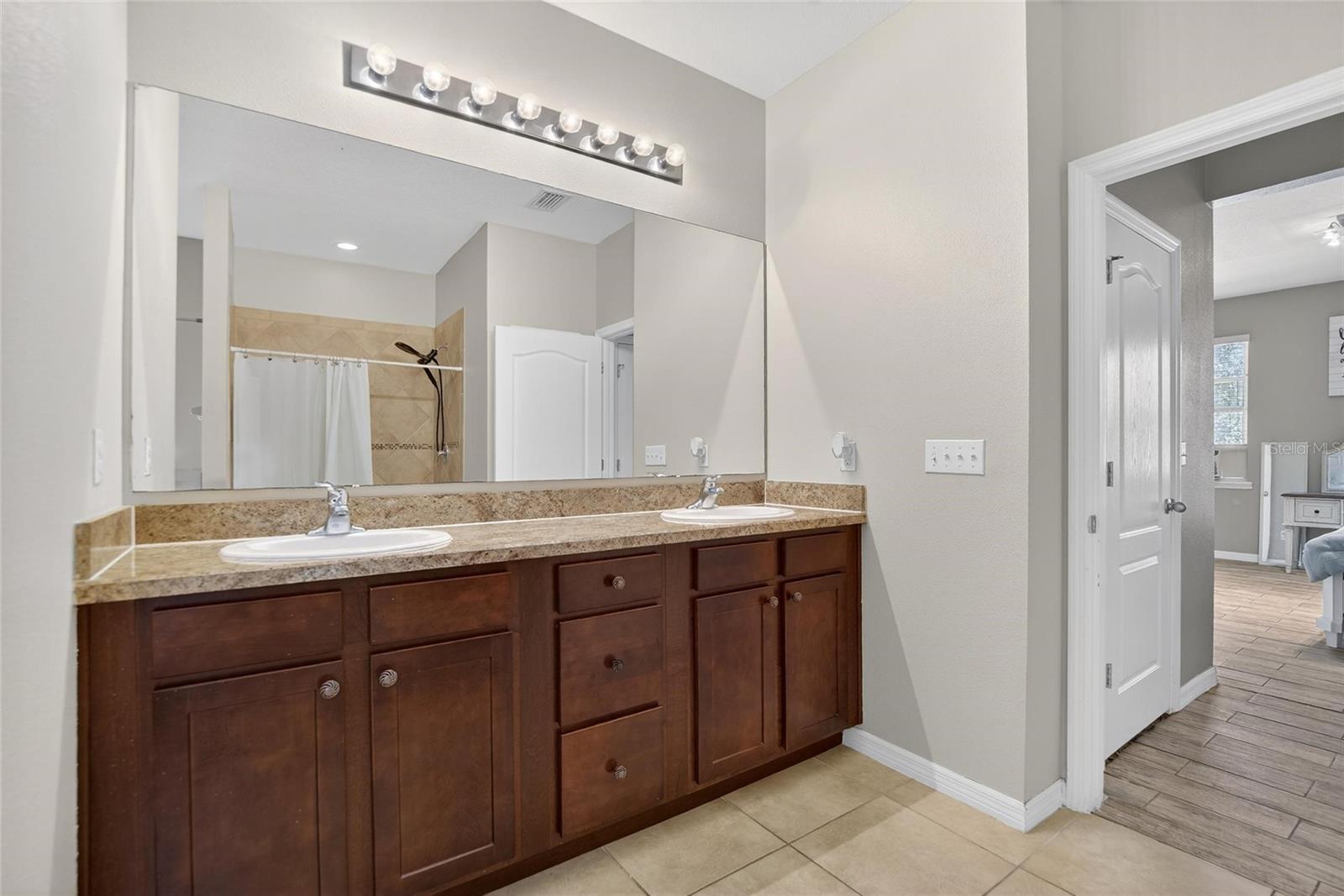 Image 21 of 53 For 2819 Holly Bluff Court