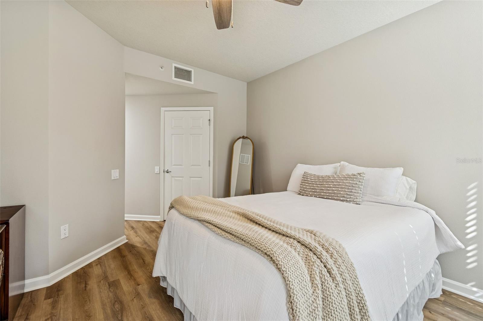 Image 48 of 84 For 822 Lantern Way 102