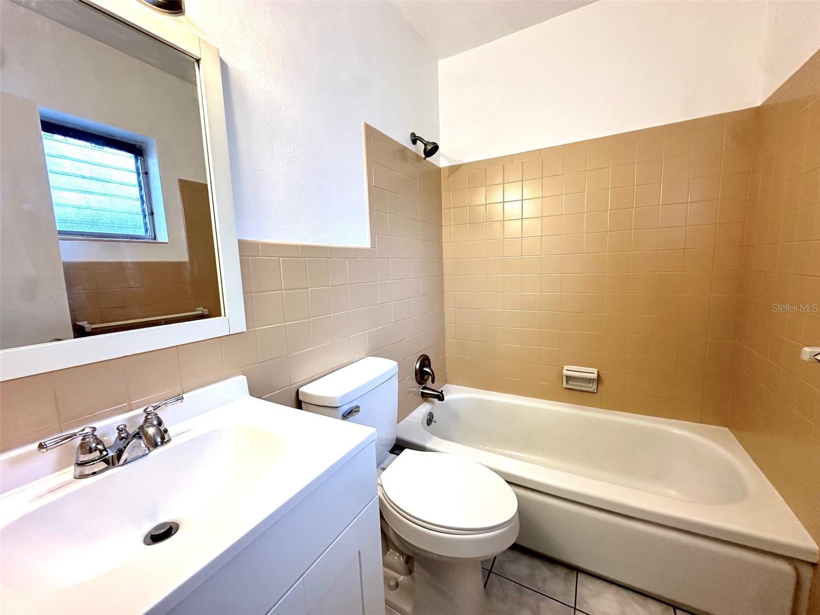 Image 6 of 9 For 2035 Edgewater Drive 6