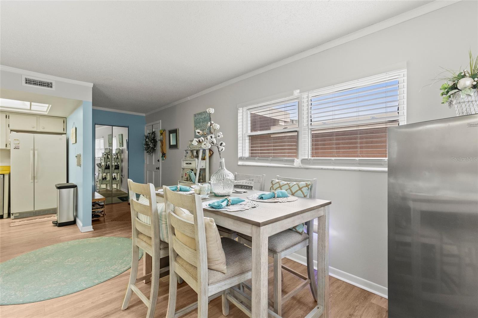 Image 13 of 40 For 12760 Indian Rocks Road 571