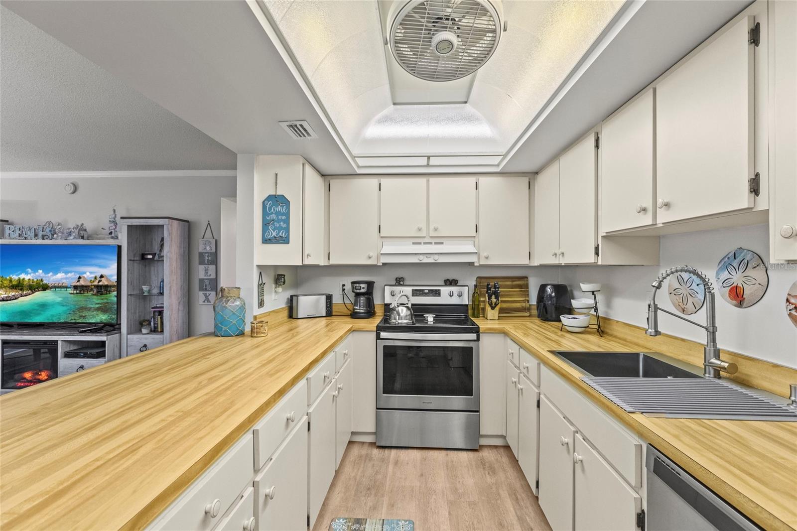 Image 15 of 40 For 12760 Indian Rocks Road 571