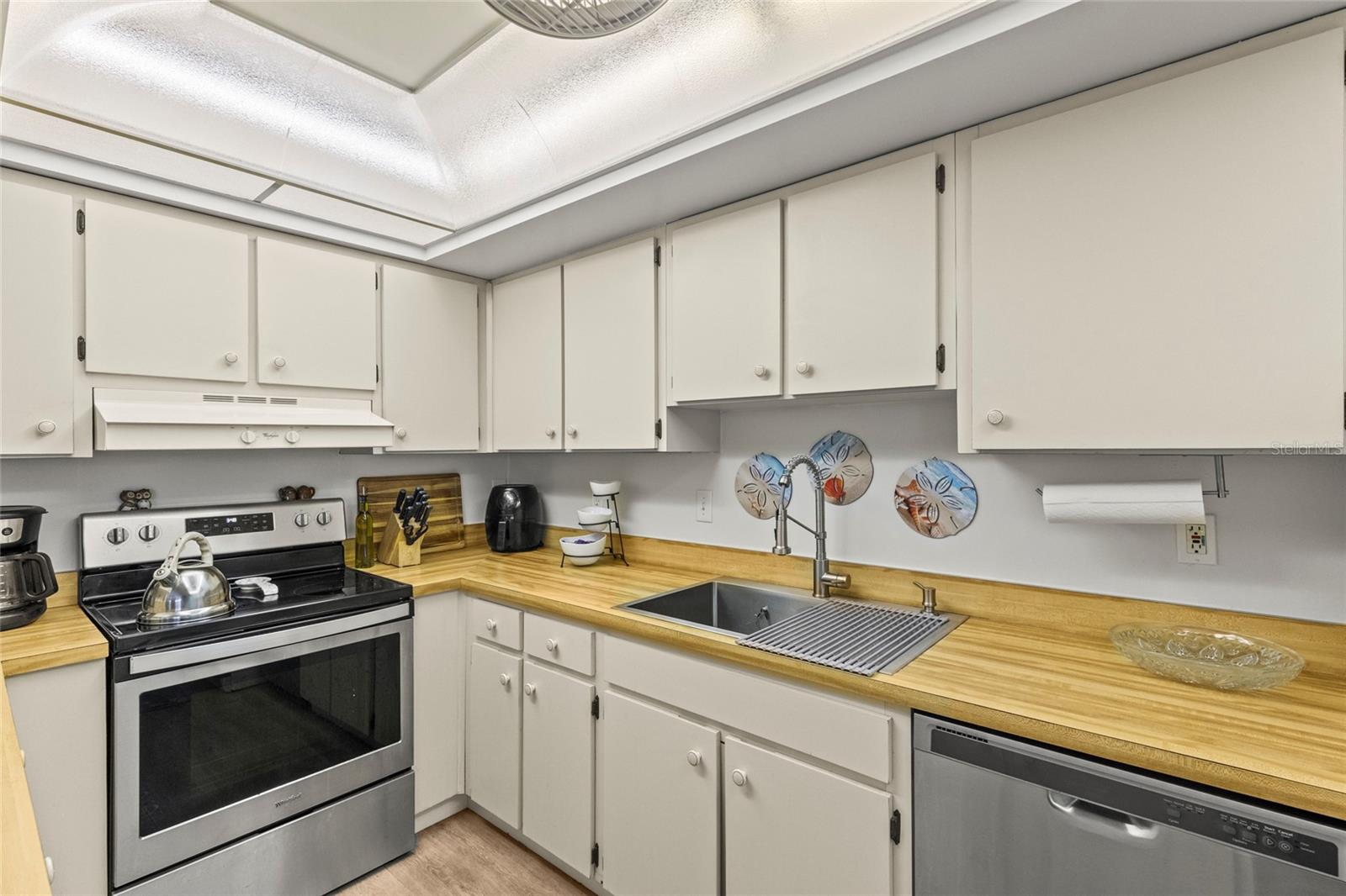 Image 16 of 40 For 12760 Indian Rocks Road 571