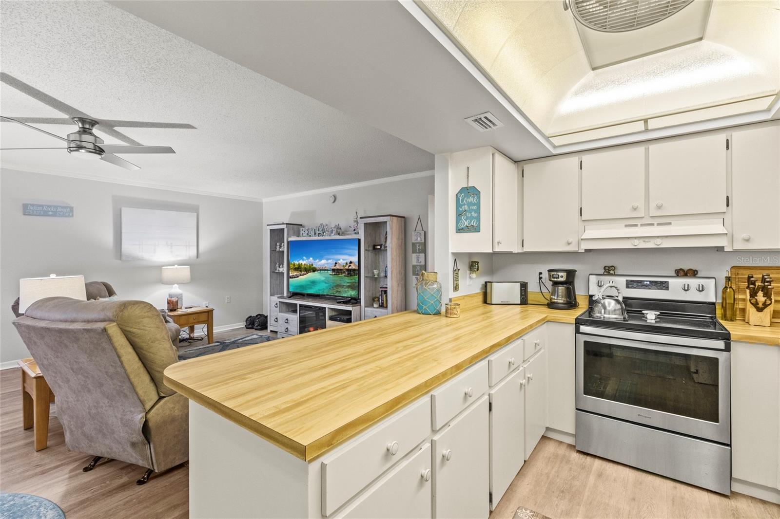 Image 17 of 40 For 12760 Indian Rocks Road 571