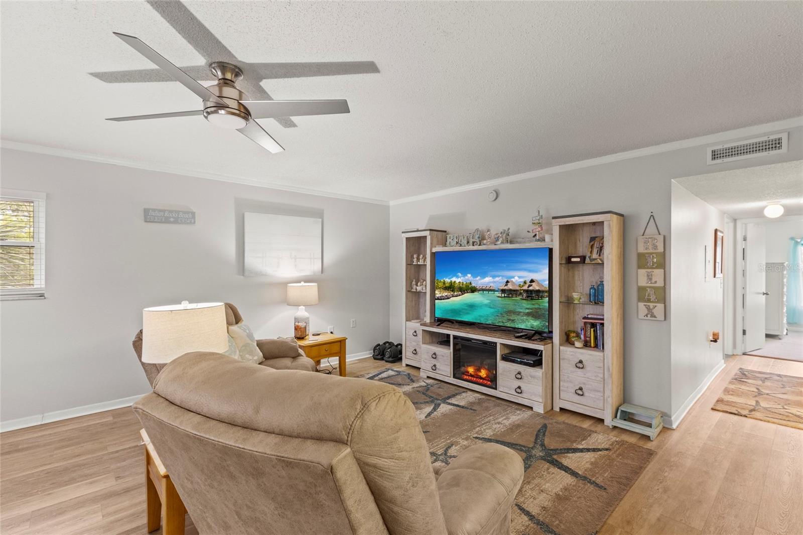 Image 19 of 40 For 12760 Indian Rocks Road 571