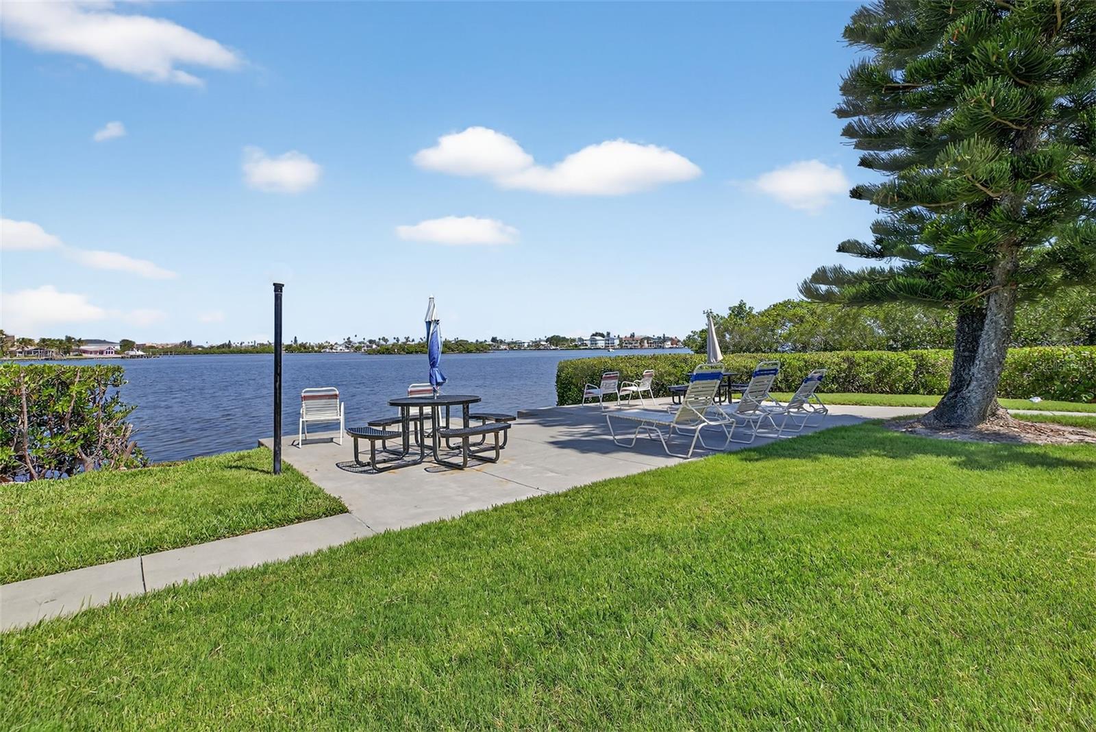 Image 33 of 40 For 12760 Indian Rocks Road 571