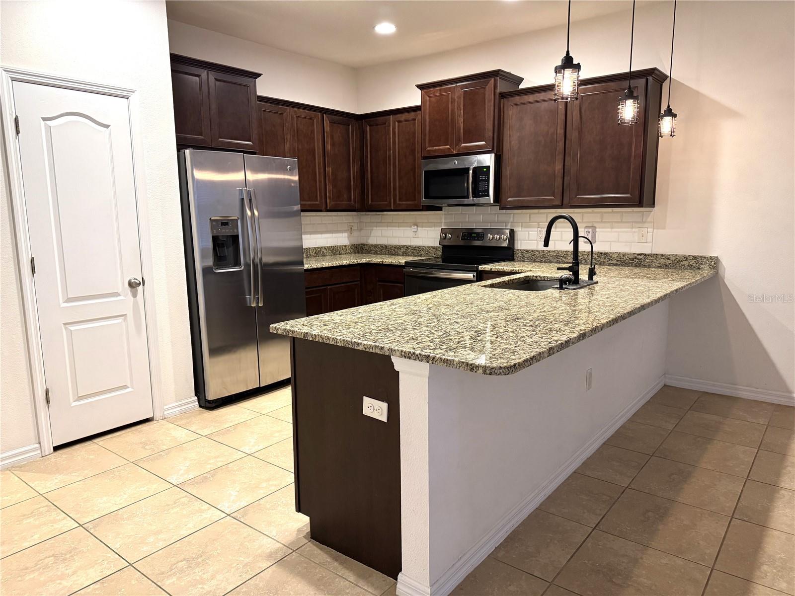 Image 3 of 32 For 3840 Silverlake Way