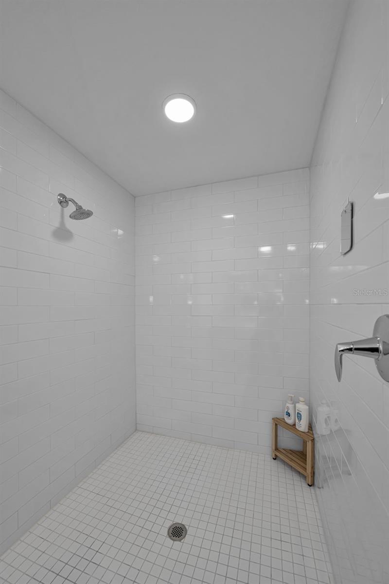 Image 23 of 45 For 415 Island Way 509