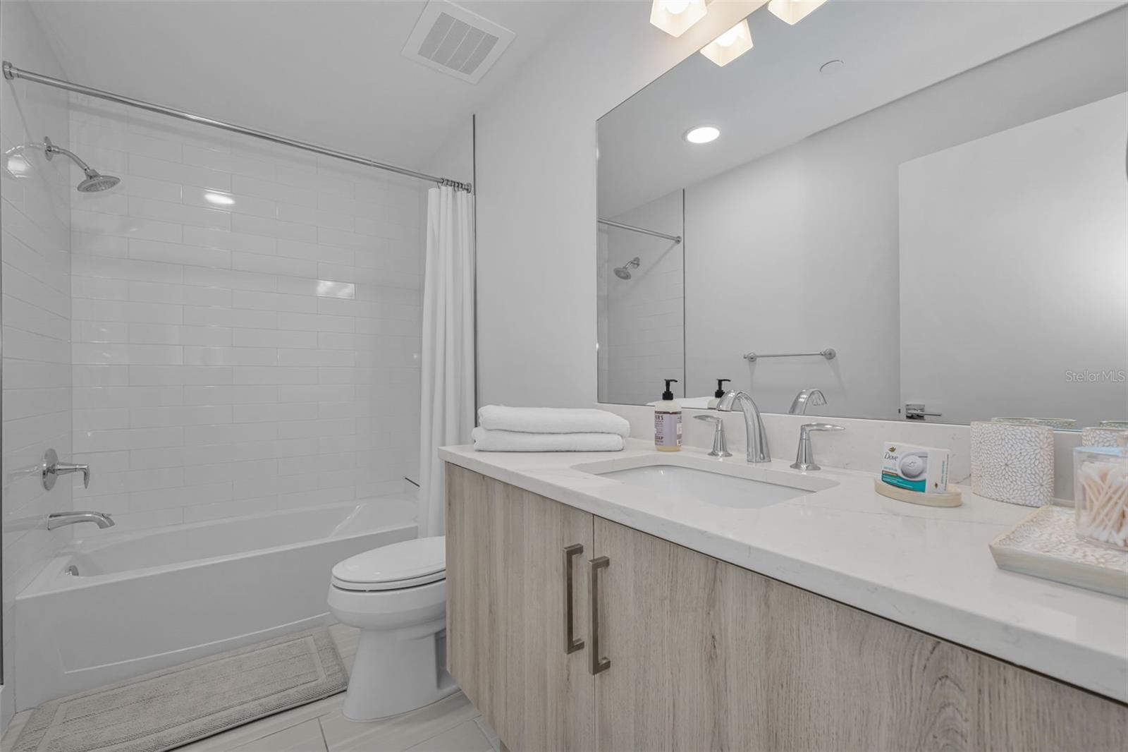 Image 26 of 45 For 415 Island Way 509