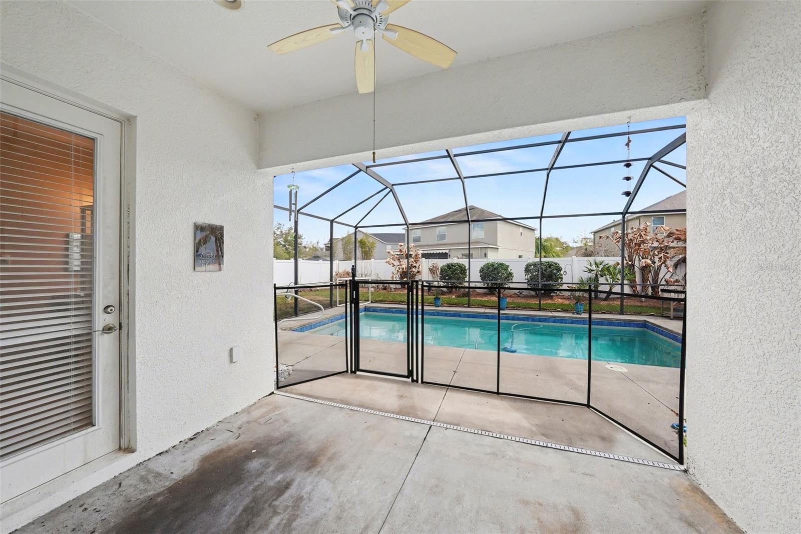 Listing photo id 3 for 20153 Oakflower Avenue