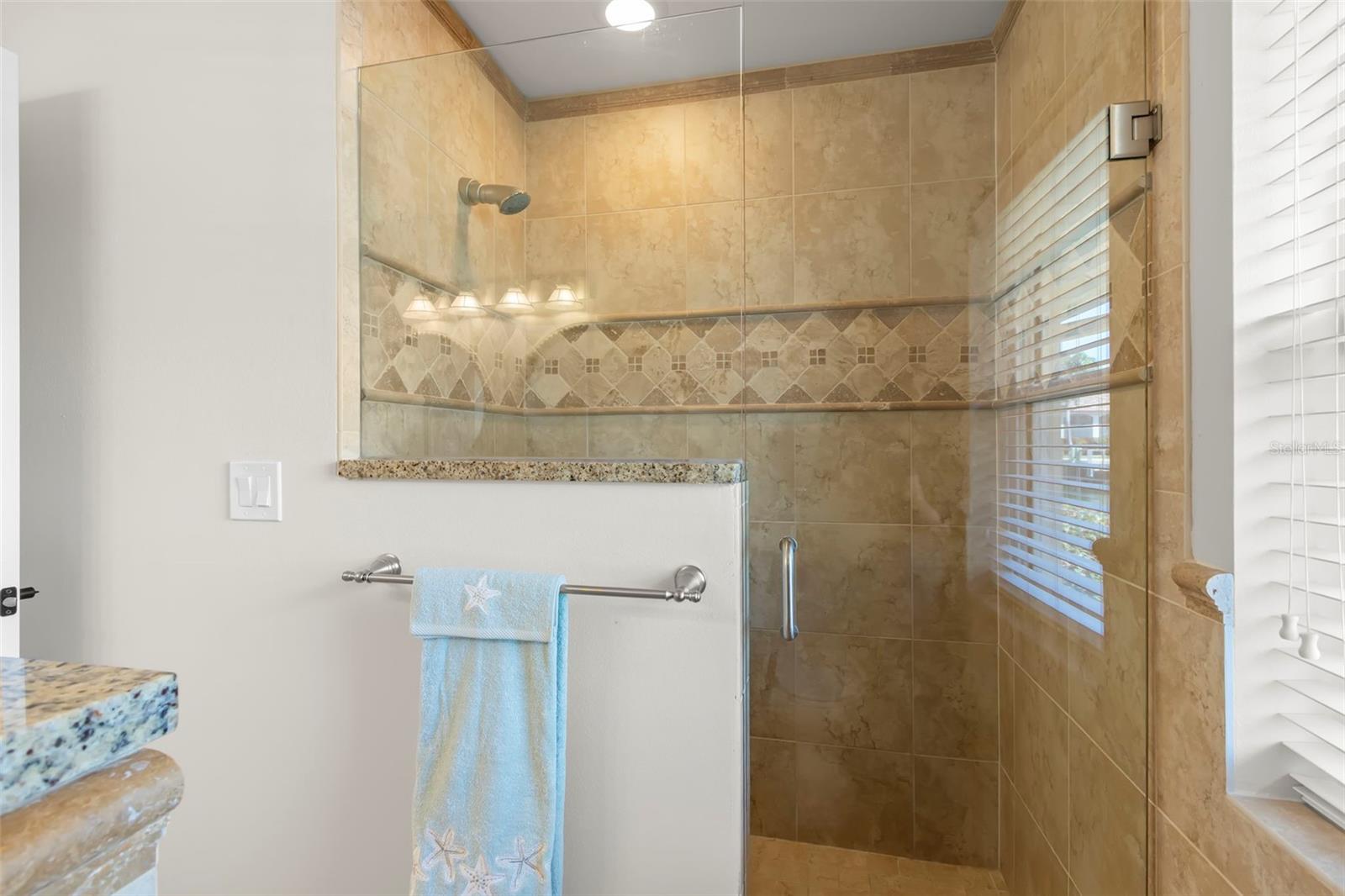 Image 42 of 67 For 2035 Hawaii Avenue Ne