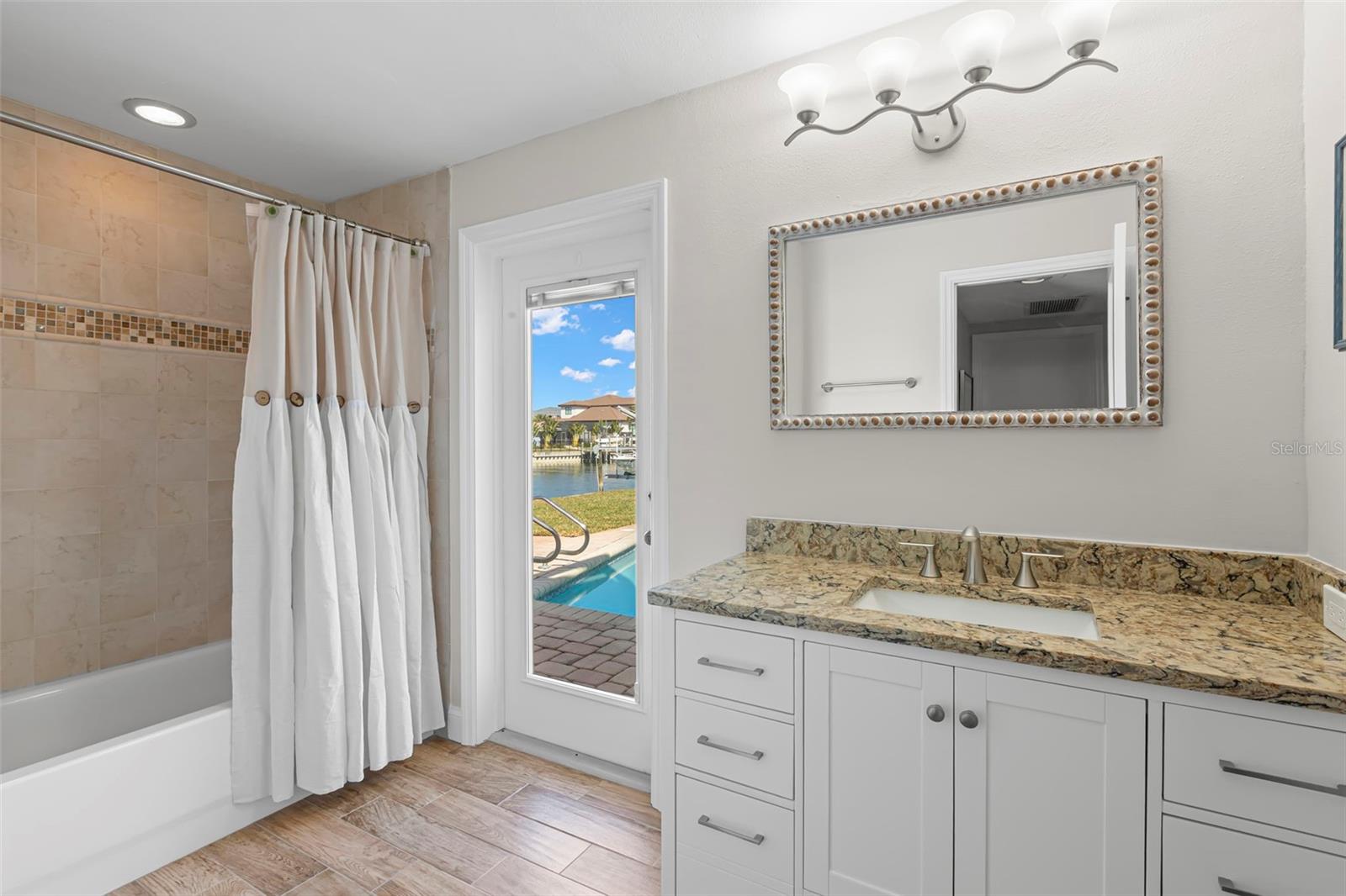 Image 45 of 67 For 2035 Hawaii Avenue Ne