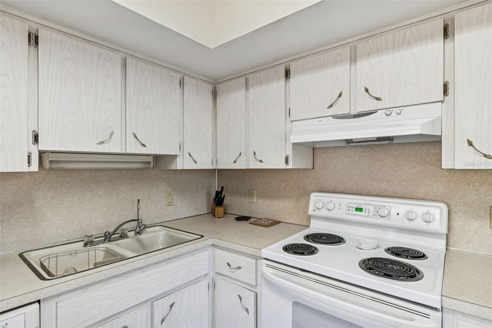 Listing photo id 12 for 2226 Switzerland Way 46